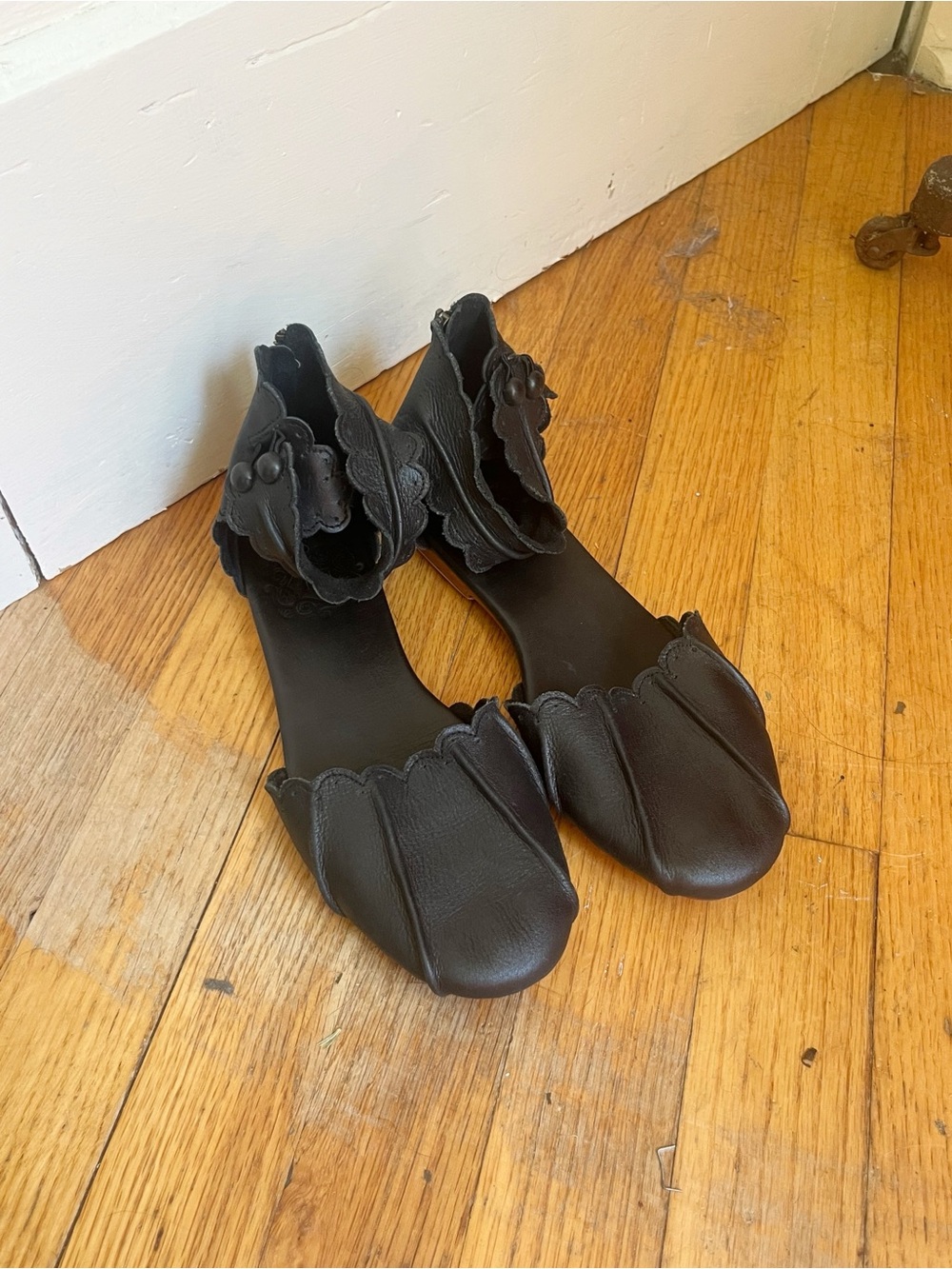 Bali Elf Black Leather Scallop Ankle Strap Almond Toe Boho Ballet Flats Size 6.5